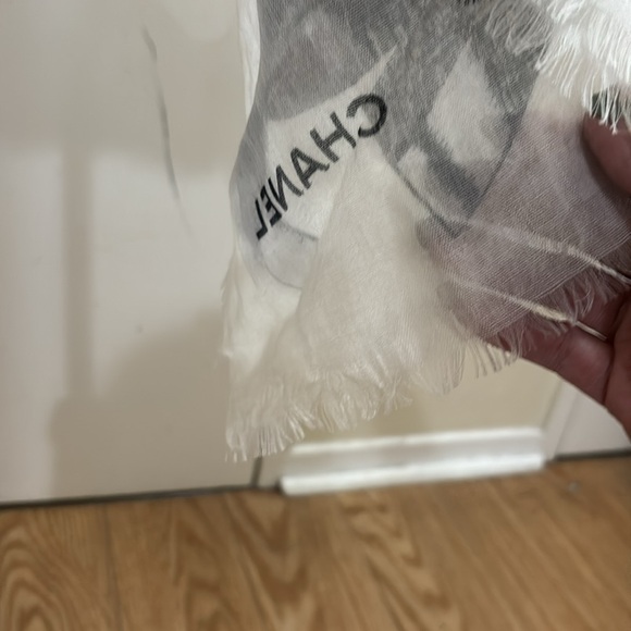 5️⃣0️⃣0️⃣ brand new Authentic Chanel silk and cashmere wrap - Picture 4 of 7